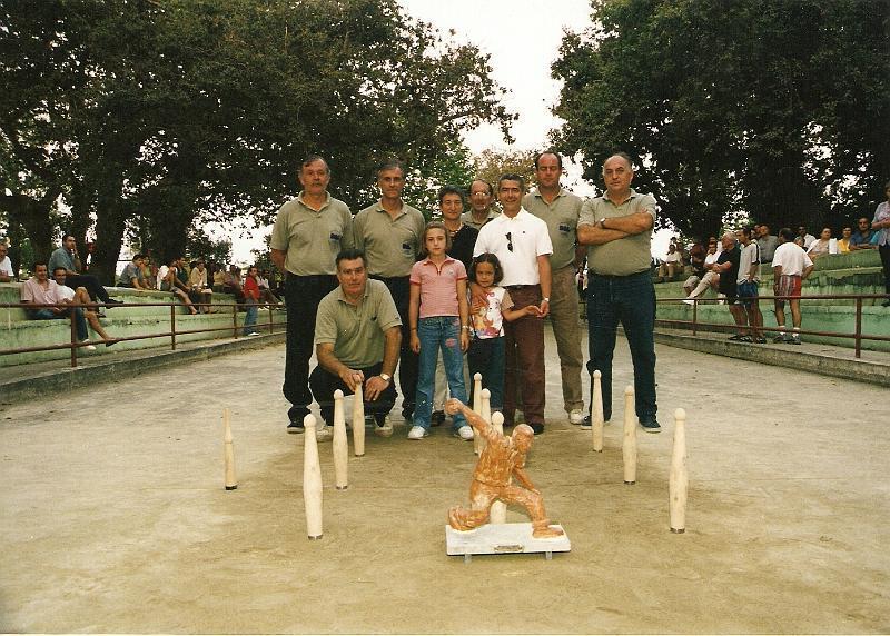 GODOY CON JUGADORES DE BOLOS Y TROFEO.jpg